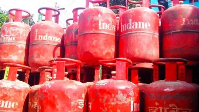 दिवाली से पहले योगी सरकार ने दिया तोहफा, यूपी की महिलाओं को अब हर साल मिलेंगे दो मुफ्त रिफिल गैस सिलेंडर