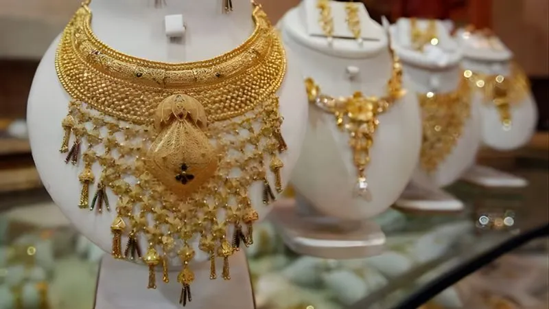 Gold-Silver Price Today: सोने के भाव में गिरावट के साथ चांदी के दाम भी हुए कम; जानिए 10 ग्राम सोने का लेटेस्ट रेट