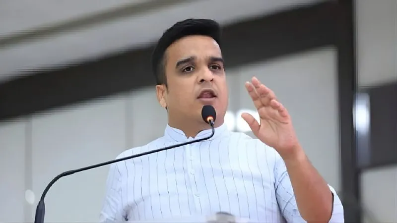 गुजरात में घुसपैठियों पर 'बुलडोजर' एक्शन लेने वाले हर्ष सांघवी का प्रमोशन, कम उम्र में बने उपमुख्यमंत्री