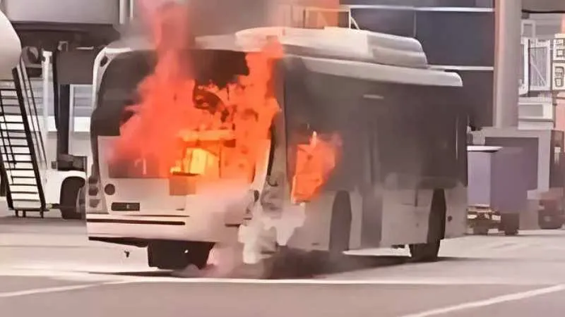 दिल्ली एयरपोर्ट के टर्मिनल-3 पर एयर इंडिया की बस में लगी आग, बड़ा हादसा टला