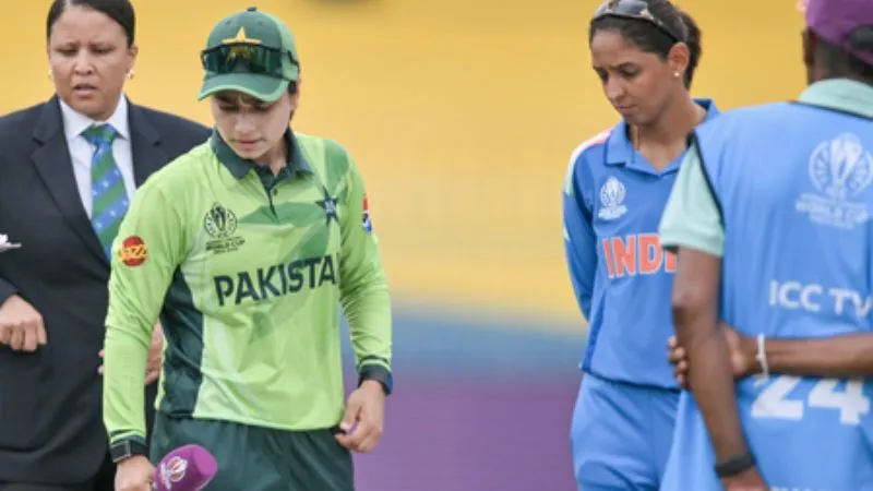 पाकिस्तान के खिलाफ 'नो हैंडशेक' विश्व कप में भी जारी, हरमनप्रीत ने नहीं मिलाया पाक कप्तान फातिमा सना से हाथ