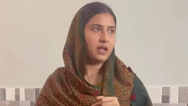 "पहले मुझे मुल्ली, आतंकवादी कहा गया, मेरे बाप तक को गाली दी गई", भावुक Iqra Hasan का वीडियो वायरल
