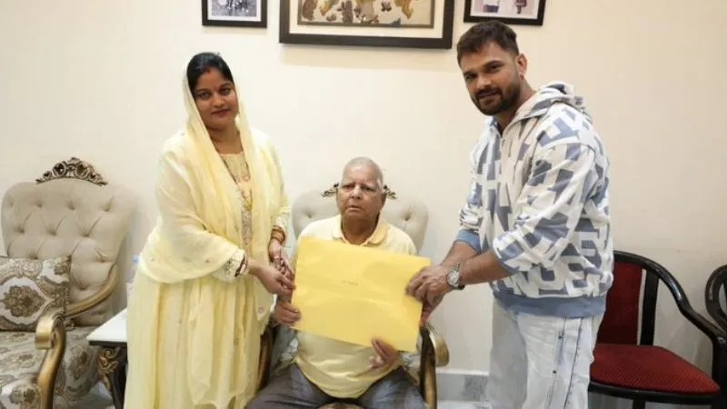 बिहार चुनाव: भोजपुरी स्टार खेसारी लाल यादव की राजनीति में एंट्री, RJD ने छपरा से बनाया उम्मीदवार, आज करेंगे नामांकन