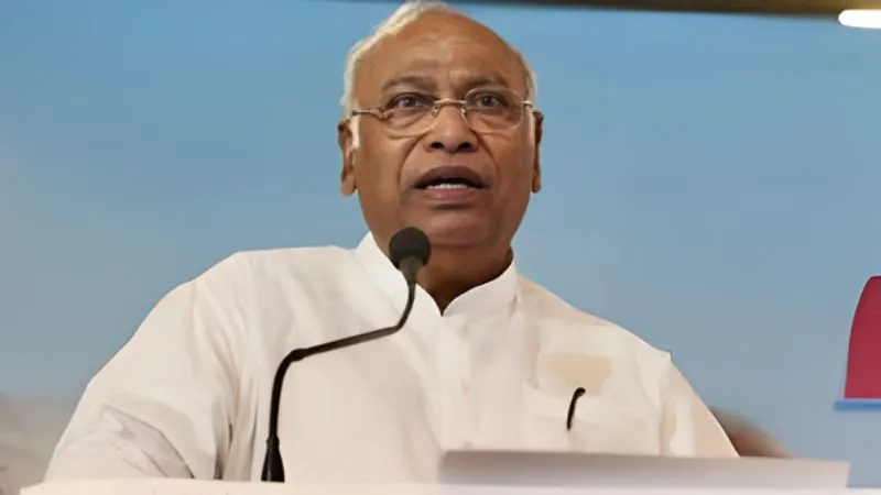 RSS पर छिड़ी राजनीतिक जंग... कांग्रेस अध्यक्ष खरगे ने फिर साधा निशाना, कहा- देश में बैन होने चाहिए संघ के कार्यक्रम