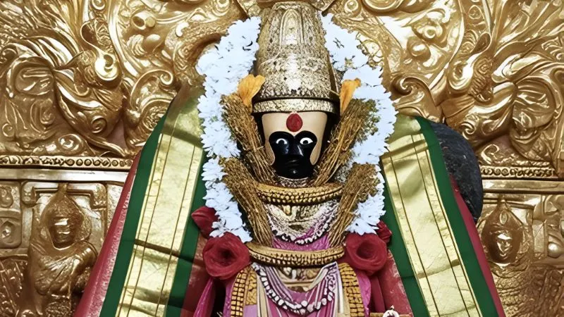 कोल्हापुर के अंबाबाई मंदिर में दिवाली पर जलता है ऐसा रहस्यमयी दीया, जो करता है भक्तों की हर मुराद पूरी!