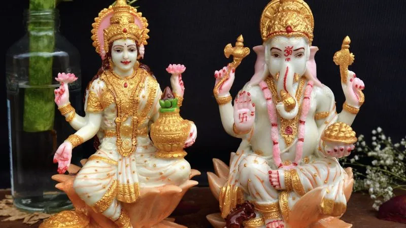 दिवाली पर माँ लक्ष्मी और गणेश जी की कौन सी मूर्ति खरीदना रहेगा सबसे बेहतर? पछताने से पहले जान लें नियम!