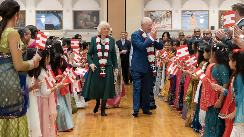 ब्रिटेन के महाराजा चार्ल्स तृतीय और महारानी कैमिला ने लंदन में स्थित बीएपीएस स्वामिनारायण मंदिर का दौरा किया