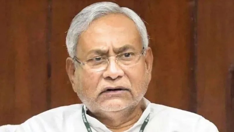 Bihar Election: सीढ़ियों से उतरे सीएम… अचानक आ धमका ये व्यक्ति, नीतीश कुमार की सुरक्षा में बड़ी चूक