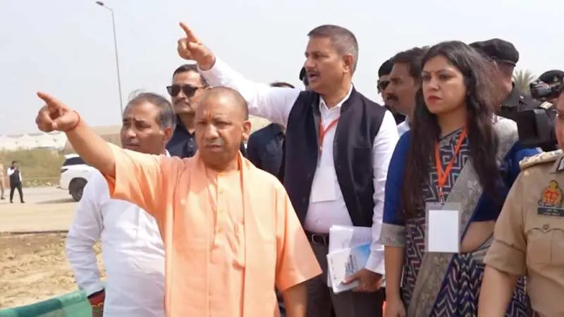 CM योगी ने किया जेवर एयरपोर्ट का हवाई सर्वेक्षण, अधिकारियों को दिए निर्देश- उद्घाटन से पहले हर काम पूरा हो