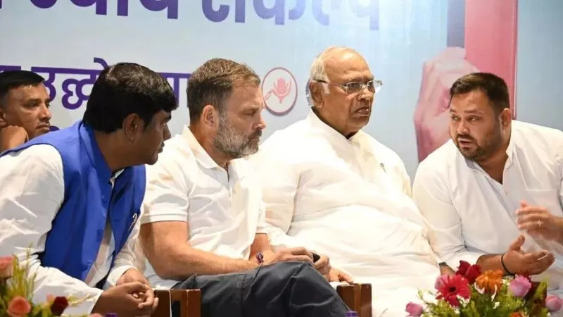 बिहार में पारस के झटके के बीच टला महागठबंधन में सीट शेयरिंग का ऐलान, लालू की पटना वापसी के बाद होगी घोषणा