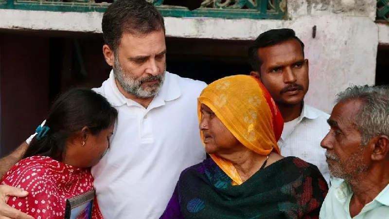 'CM योगी परिवार को न्याय दें...', राहुल गांधी ने हरिओम वाल्मीकि के परिवार से की मुलाकात, कहा- यूपी में हो रहा है दलितों का उत्पीड़न