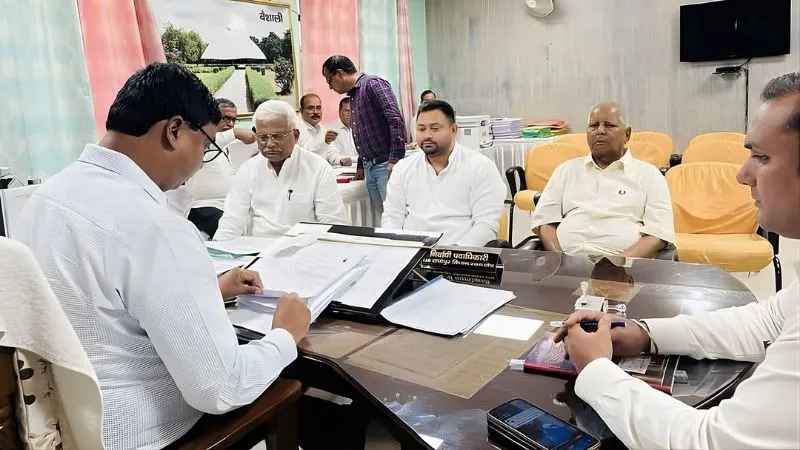 'JDU अब ललन सिंह चला रहे…', राघोपुर सीट से नामांकन कर तेजस्वी यादव ने साधा CM नीतीश पर निशाना, लालू-राबड़ी भी रहे मौजूद