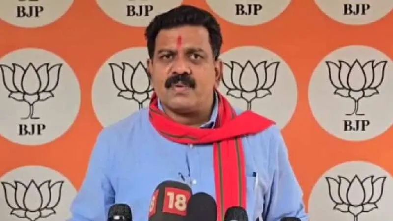 छत्तीसगढ़ में 61 नक्सलियों का आत्मसमर्पण, डिप्टी सीएम विजय शर्मा बोले-'नक्सलवाद उन्मूलन की दिशा में मील का पत्थर'