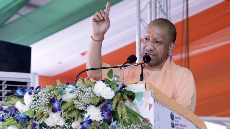 'जैसा नाम, वैसा काम...', शहाबुद्दीन के गढ़ में CM योगी की गर्जना, रघुनाथपुर से ओसामा की उम्मीदवारी पर RJD को खूब सुनाया