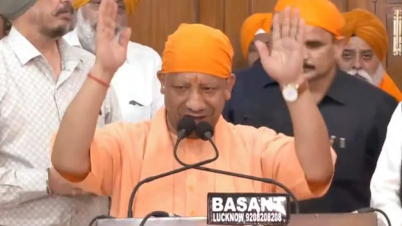 लखनऊ में 'चरण सुहावे गुरु चरण यात्रा' का भव्य स्वागत, CM योगी बोले- गुरु परंपरा ने भारत को दिया सेवा और बलिदान का आदर्श