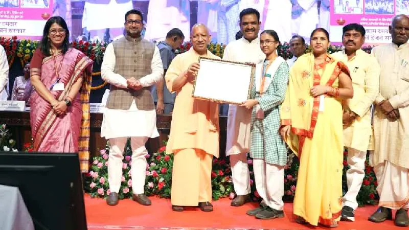 CM योगी आदित्यनाथ ने दी बड़ी सौगात, 10 लाख से अधिक छात्रों को मिली छात्रवृत्ति राशि