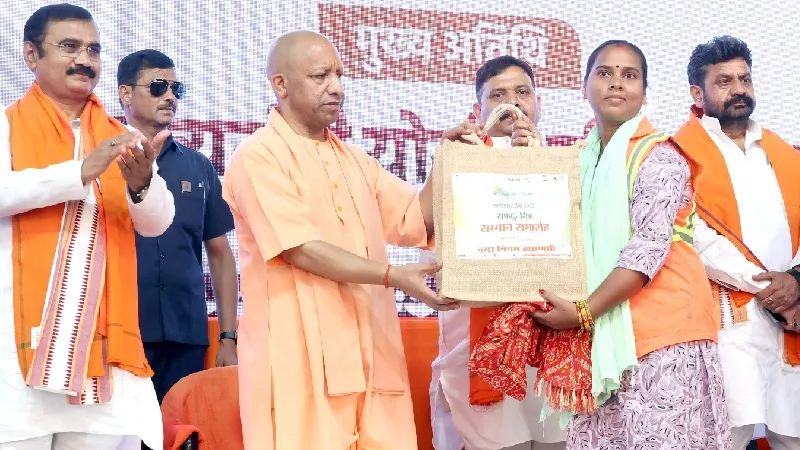 CM योगी ने सफाईकर्मियों को दिया दिवाली गिफ्ट... अब सीधे बैंक खाते में आएंगे 20 हजार, साथ में मिलेगा मुफ्त इलाज का लाभ