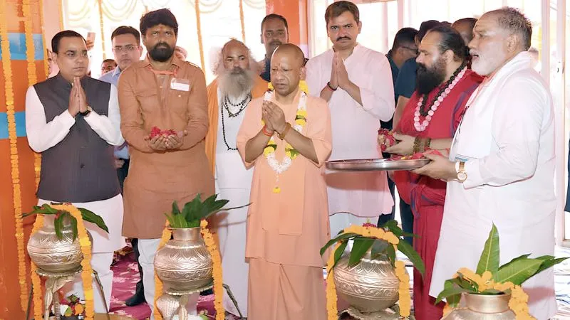 'धर्मनिरपेक्ष शब्द को नहीं दी मान्यता...', गाजीपुर में विपक्ष पर जमकर बरसे CM योगी, कहा- एक रहेंगे तो अनेक होंगे