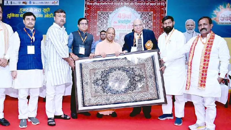 भदोही में सीएम योगी ने किया अंतरराष्ट्रीय कालीन मेले का शुभारंभ, कहा-अमेरिकी टैरिफ नहीं, नए अवसरों का समय है