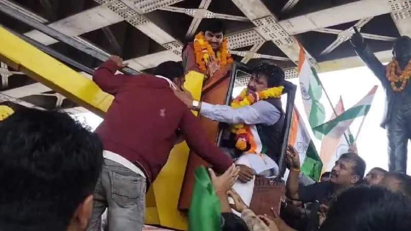 मध्य प्रदेश: हाइड्रोलिक क्रेन में फंसे BJP सांसद गणेश सिंह, गुस्से में ऑपरेटर को जड़ा थप्पड़, सोशल मीडिया पर वीडियो वायरल