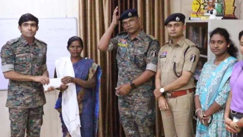 कोंडागांव में 5 लाख की इनामी महिला नक्सली गीता ने किया आत्मसमर्पण, बीजापुर में एक और माओवादी मारा गया