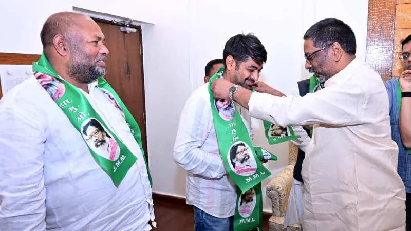 घाटशिला उपचुनाव से पहले बीजेपी को बड़ा झटका, कई वरिष्ठ नेता झामुमो में शामिल