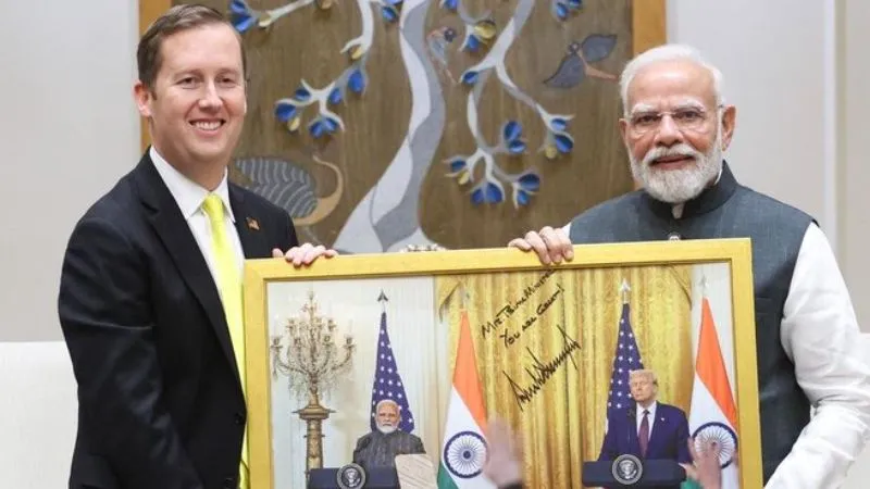 'आप महान हैं...',अमेरिकी राजदूत सर्जियो गोर ने पीएम मोदी से की मुलाकात, ट्रंप के साइन वाले 'स्पेशल गिफ्ट' में लिखा खास संदेश