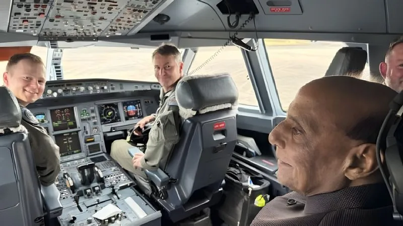 इंडो-पैसिफिक में भारत की नई रणनीति... ऑस्ट्रेलिया संग तीन बड़े रक्षा समझौते हुए फाइनल, राजनाथ सिंह ने देखी F-35 की ताकत