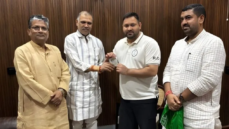 बिहार चुनाव: मोकामा में बाहुबलियों की जंग... सूरजभान सिंह ने थामा RJD का दामन, अनंत सिंह से होगी टक्कर