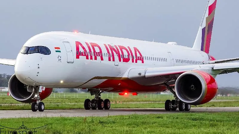 तकनीकी खराबी से मुंबई-लंदन एयर इंडिया फ्लाइट 8 घंटे लेट, यात्रियों को हुई भारी परेशानी