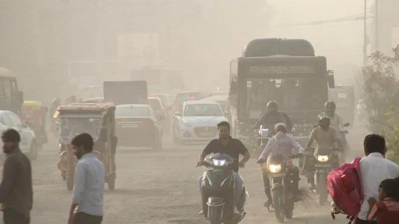दिल्ली और एनसीआर में प्रदूषण की स्थिति गंभीर, सांस लेना मुश्किल, AQI 300-400 तक पहुंचा