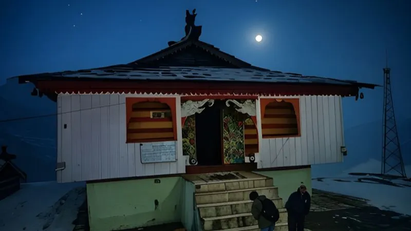 हिमाचल में बसा है ऐसा मंदिर जहां हर 12 साल में  बिजली गिरने से चकनाचूर हो जाता है शिवलिंग, अद्भुत है जोड़ने की परंपरा!