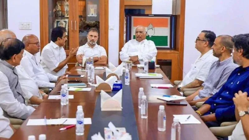 ‘गोली मार देंगे…’ हार पर कांग्रेस की समीक्षा बैठक हंगामे में बदली, नेताओं के बीच गाली-गलौच और जानलेवा धमकी