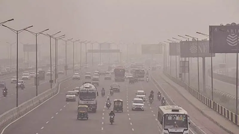 धुंध और ठंड के बीच बढ़ा प्रदूषण, दिल्ली की हवा हुई ‘बहुत खराब’