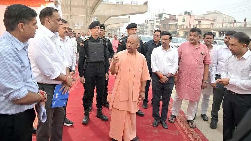 सीएम योगी ने गोरखपुर में सिक्स लेन फ्लाईओवर निर्माण का किया निरीक्षण, धीमी रफ्तार पर जताई नाराजगी