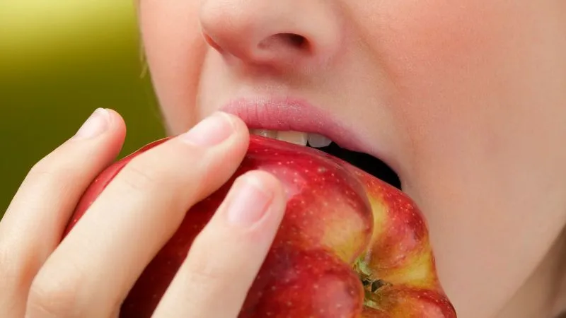 सेब खाएं, चमकती त्वचा, स्मार्ट दिमाग और मजबूत दिल पाएं, फायदे जान हैरान रह जाएंगे आप!
