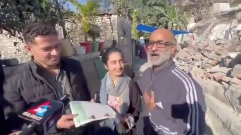 मैं 5 मारला प्लॉट दूंगा...J&K में मुस्लिम पत्रकार के घर पर चला बुलडोजर, बदले में हिंदू पड़ोसी ने जो किया...