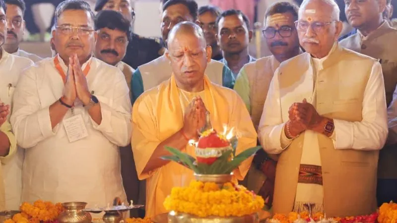 25 लाख दीयों से जगमग हुई काशी, सीएम योगी ने पहला दीप प्रज्वलित कर देव दीपावली का किया शुभारंभ, 40 से ज्यादा देशों के पर्यटक पहुंचे