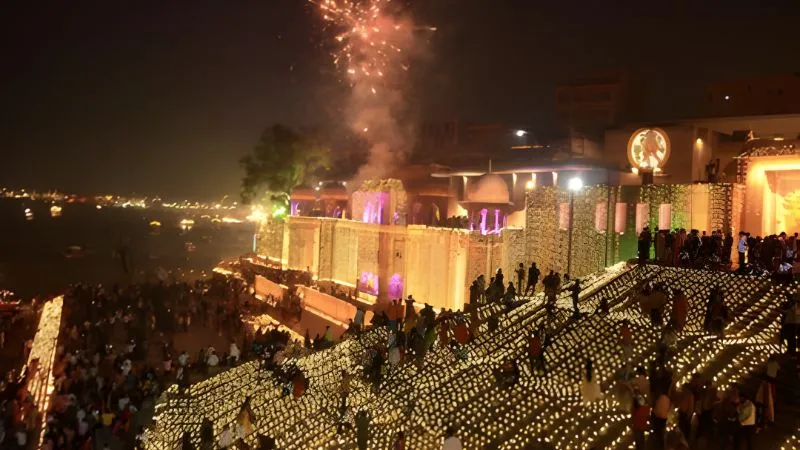 कार्तिक पूर्णिमा की रात देवताओं ने किया था काशी में दीप दान! पौराणिक कथा से जानें क्यों मनाया जाता है देव दीपावली का पर्व