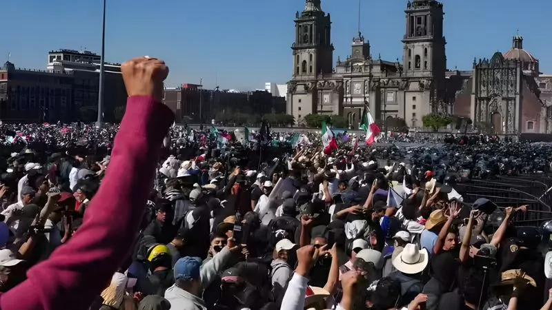 अमेरिका के पड़ोसी मुल्क में हजारों Gen Z सड़कों पर उतरे, राष्ट्रपति क्लाउडिया शिनबाम पर लगाए कई गंभीर आरोप, मचा बवाल