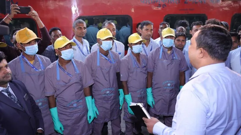 उत्तर रेलवे ने बढ़ाई ट्रेनों में सफाई की रफ्तार… अधिकारियों ने खुद किया मुआयना, हाईटेक क्लीनिंग सिस्टम पर फोकस