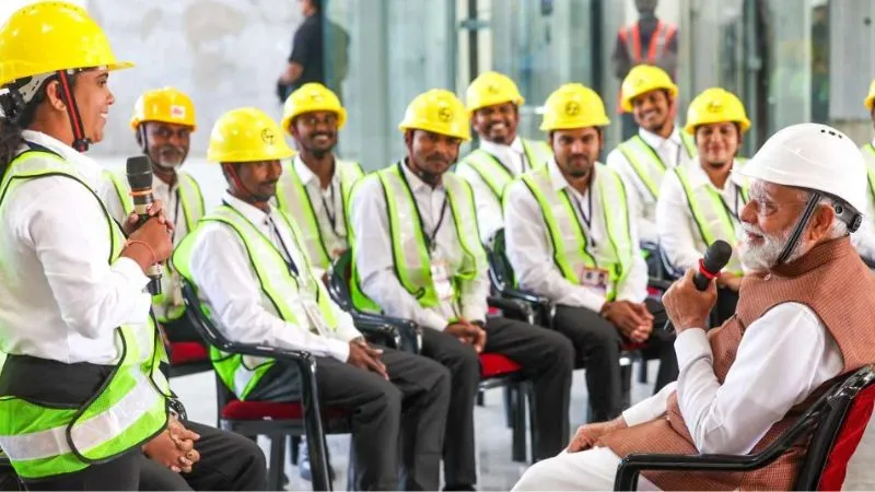 PM मोदी ने लिया देश के पहले बुलेट ट्रेन स्टेशन का जायजा, इंजीनियर्स और कर्मचारियों से कही ये बड़ी बात