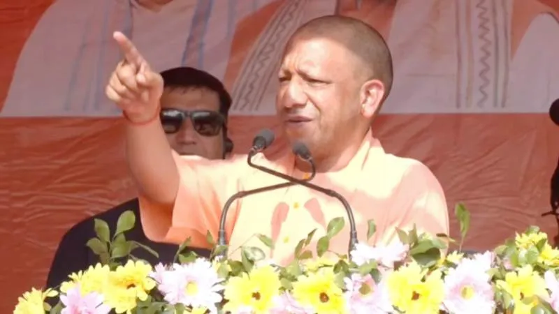 रक्सौल में सीएम योगी का महागठबंधन पर तीखा प्रहार, ‘जो लालटेन की केरोसिन बेचते थे, अब राशन हजम करने आए हैं’