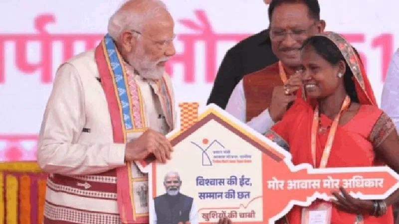 "अब मिट्टी का नहीं, पक्का घर है हमारा- पीएम मोदी से चाबी पाकर भावुक हुई सोनिया बाई