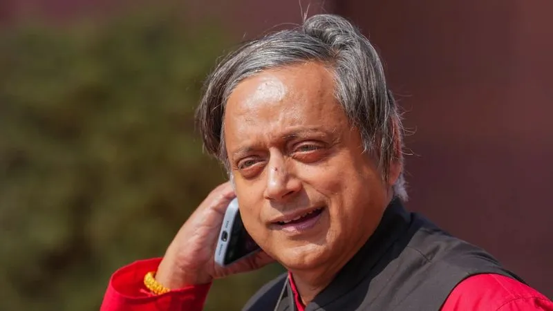 'कब तक जिंदगी काटोगे सिगरेट, बीड़ी और सिगार में... राजधानी में बढ़ते प्रदूषण पर शशि थरूर ने कसा तंज, कहा- कुछ दिन तो गुजारो दिल्ली-एनसीआर में