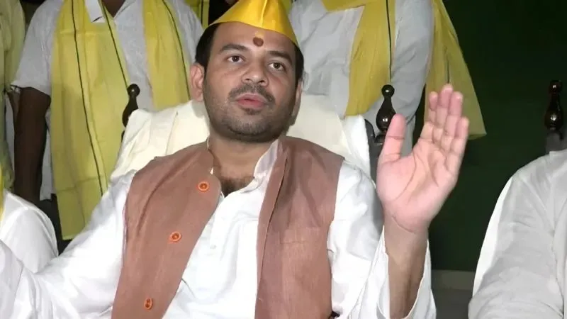 लालू परिवार में बढ़ी सियासी दरार... तेजस्वी बोले- पार्टी ही सब कुछ, तो तेज प्रताप ने बताया कौन है असली मालिक