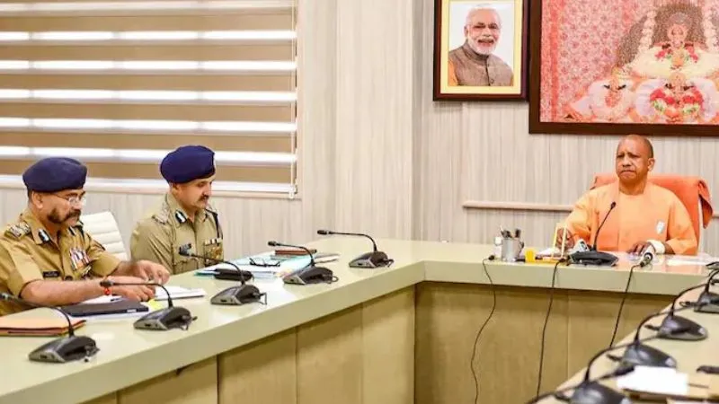 रीलबाज पुलिसकर्मियों पर सख्त CM योगी… सुना दिया ऐसा फरमान, अफसरों पर गिर सकती है गाज