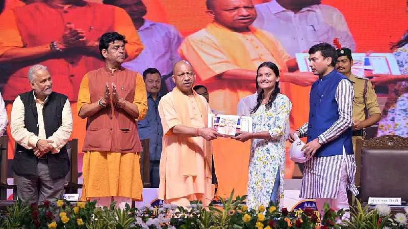 सीएम योगी ने किया गोरखपुर पुस्तक महोत्सव 2025 का शुभारंभ, बोले- स्मार्टफोन नहीं, किताबों में लगाएं समय