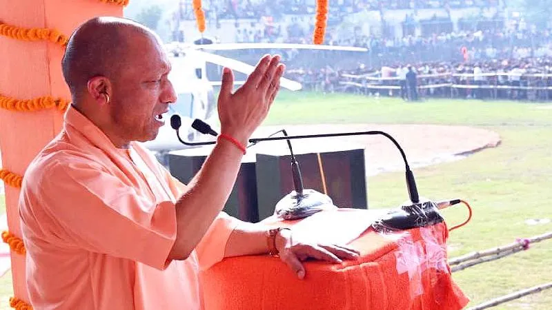 बिहार में चुनावी रैली के दौरान सीएम योगी ने कांग्रेस-राजद पर साधा निशाना, कहा- लालटेन वाले फिर अंधेरा फैलाना चाहते हैं