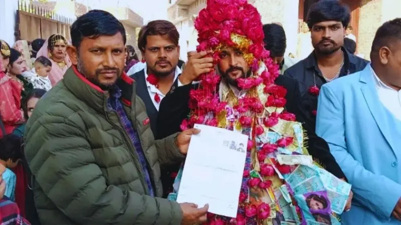 BLO का जज्बा तो देखिए, पहले दूल्हे की बारात रोकी फिर भरवाया SIR फॉर्म, जागरूकता का अनोखा उदाहरण